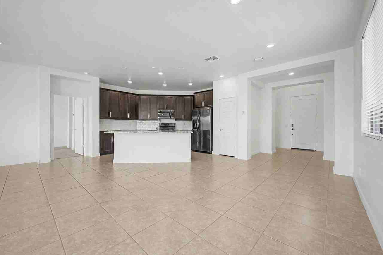 19905 W Devonshire Ave - Photo 6 of 32