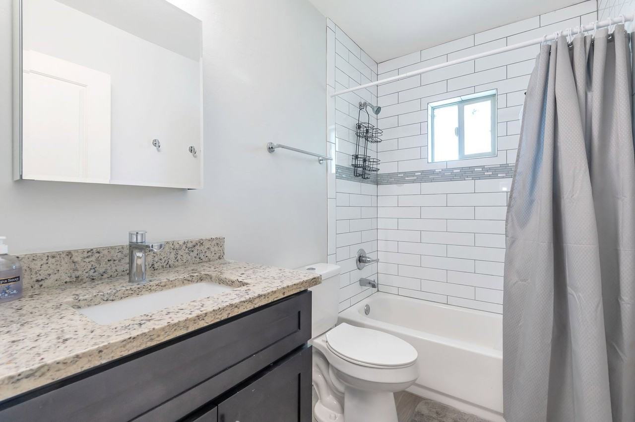 814 E 9th St #10-11 - Photo 7 of 41