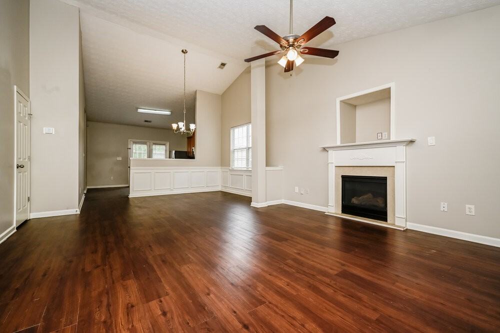 1447 Wilshire Way - Photo 3 of 16