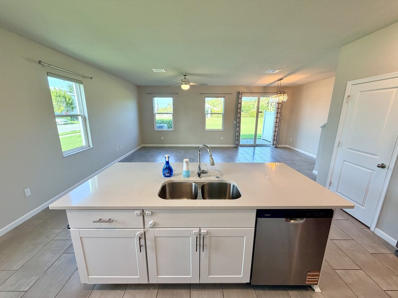 944 Seabright Ave - Photo 4 of 27