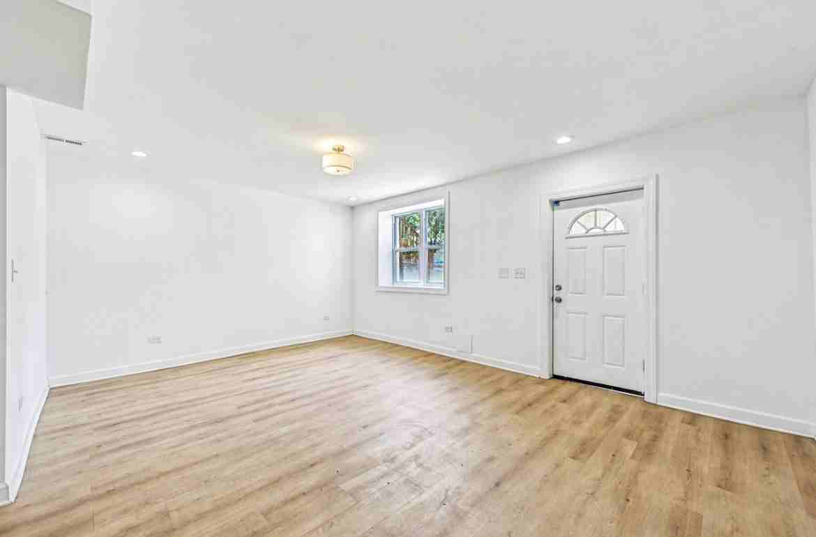 4042 W Adams St #1 - Photo 3 of 12
