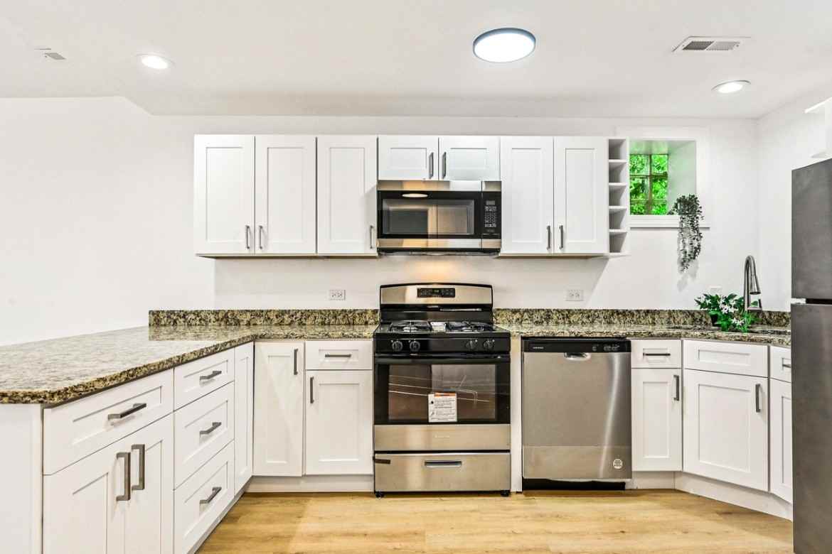4042 W Adams St #1 - Photo 4 of 12