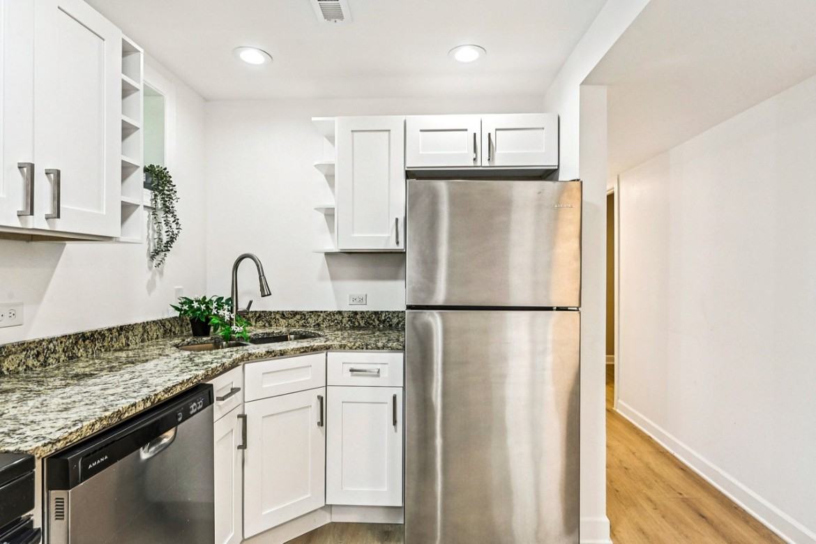 4042 W Adams St #1 - Photo 5 of 12