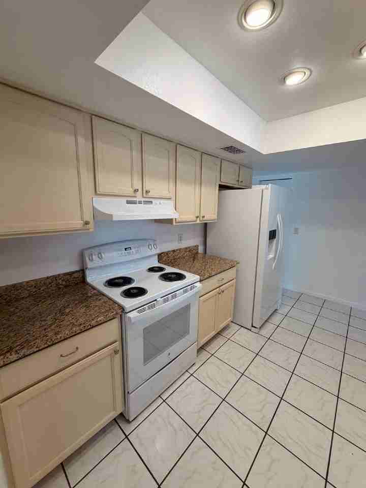 14001 Dominion Ct - Photo 3 of 42