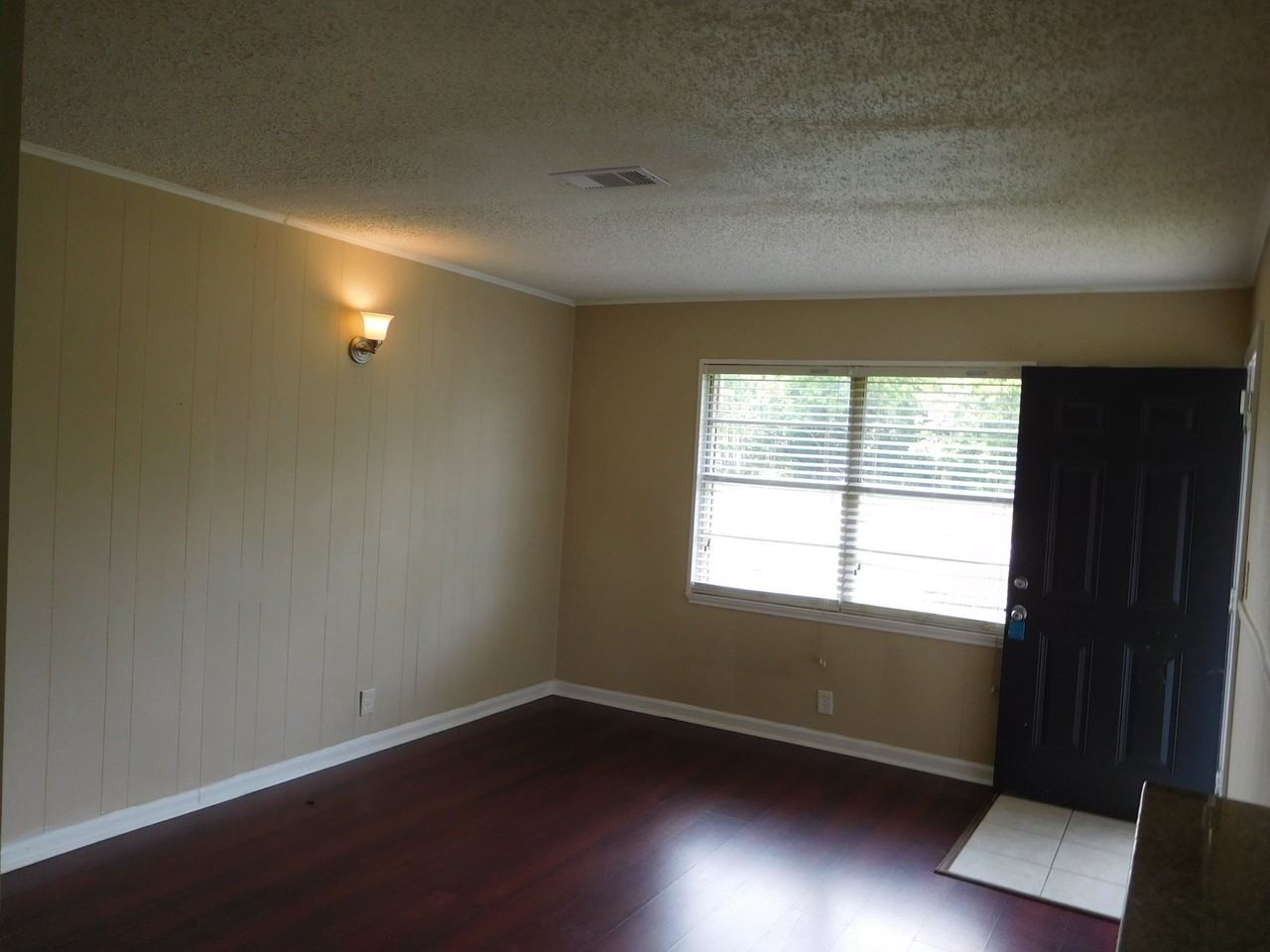 714 Temple Cir - Photo 2 of 8