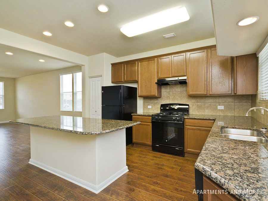 335 Rachel St - Photo 5 of 18