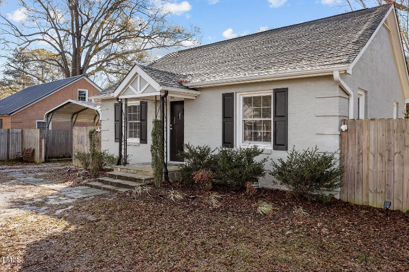 211 W Sycamore St - Photo 2 of 20