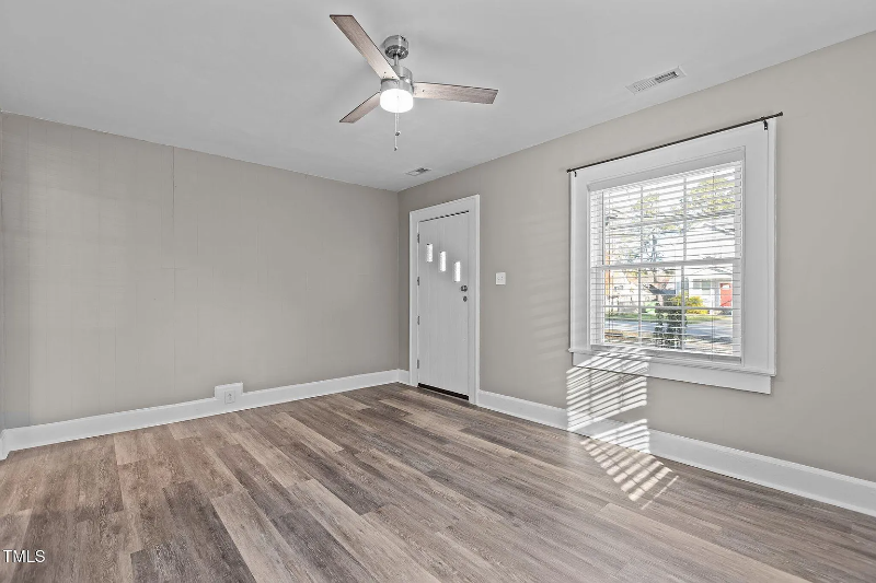 211 W Sycamore St - Photo 3 of 20