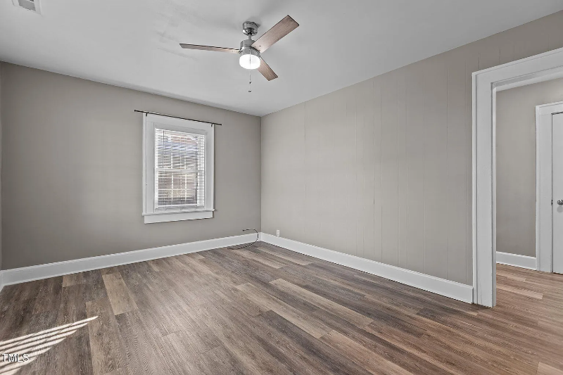 211 W Sycamore St - Photo 4 of 20
