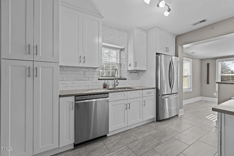 211 W Sycamore St - Photo 6 of 20
