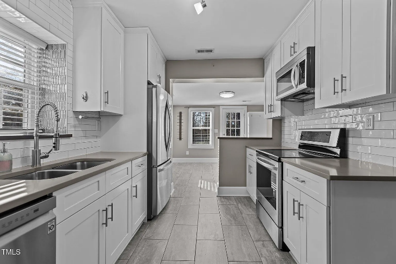 211 W Sycamore St - Photo 7 of 20
