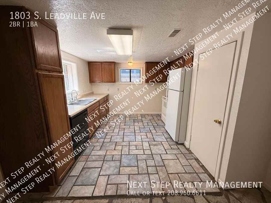 1803 S Leadville Ave - Photo 4 of 16