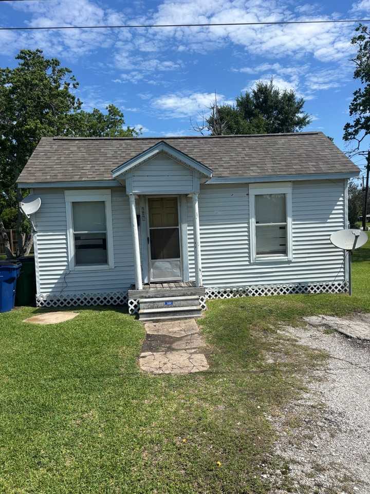 608 W Cedar St - Photo 2 of 13
