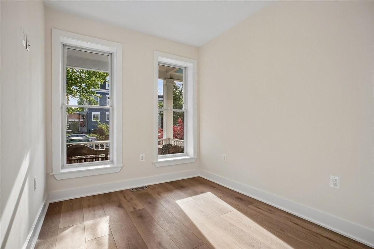 329 16th St Se - Photo 2 of 12