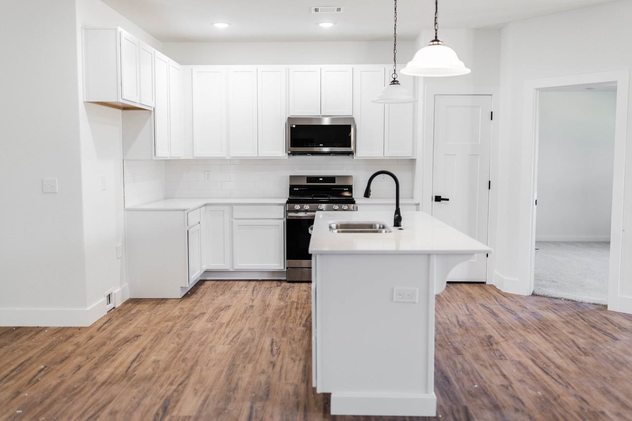 1413 E Emelyn Ln - Photo 4 of 11