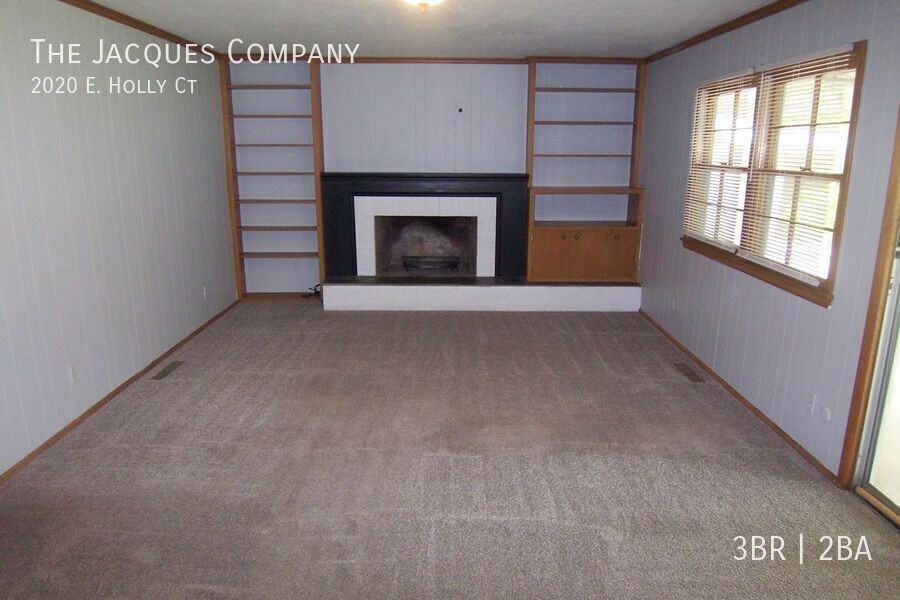 2020 E Holly Ct - Photo 4 of 14