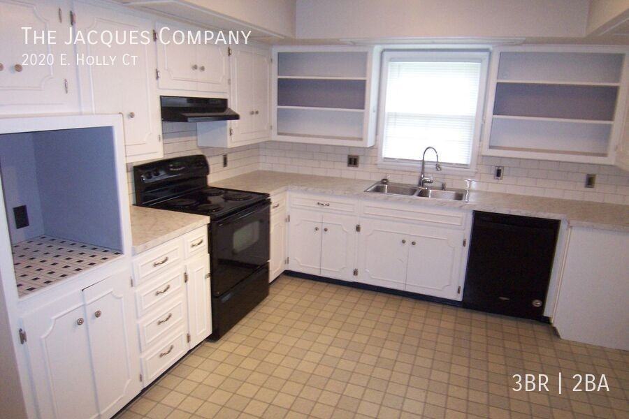 2020 E Holly Ct - Photo 6 of 14