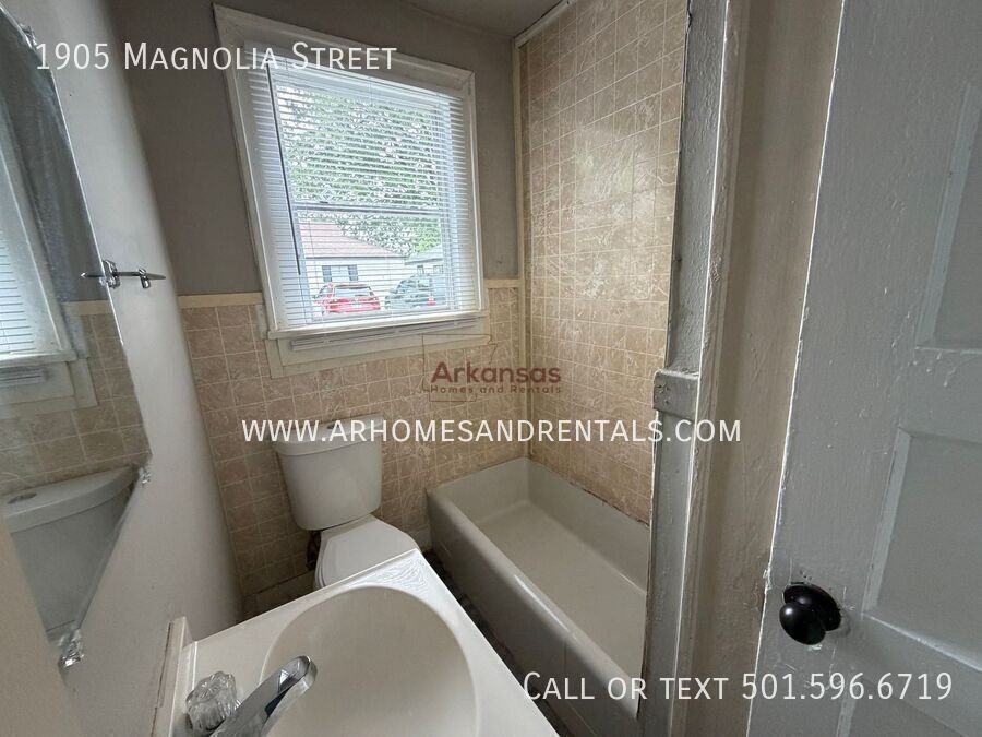 1905 N Magnolia St - Photo 6 of 7