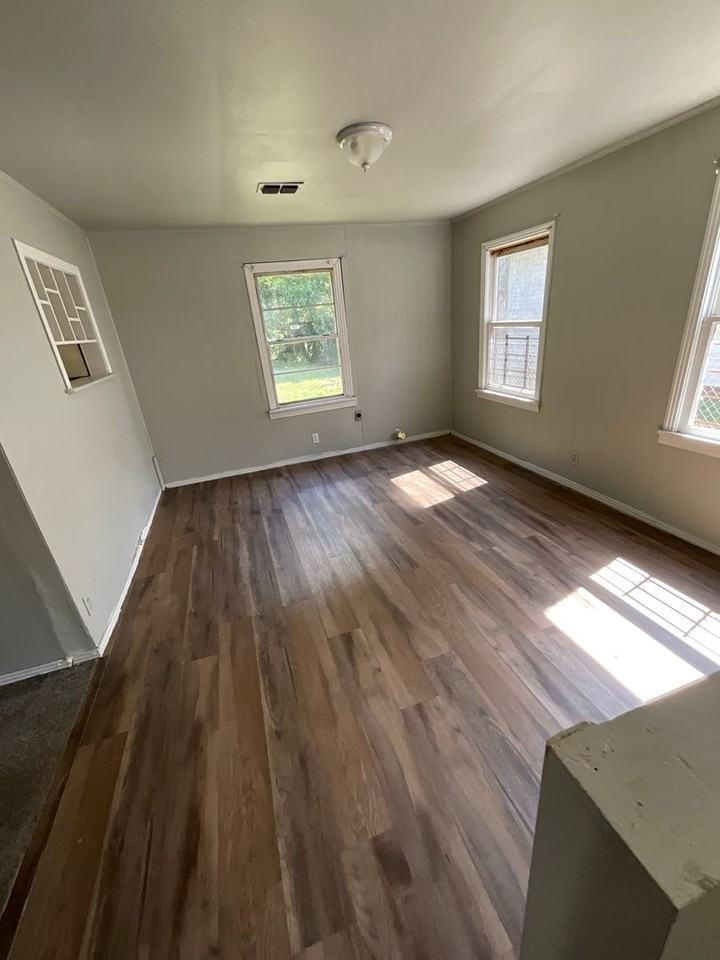 5613 Broadway Ave - Photo 5 of 9