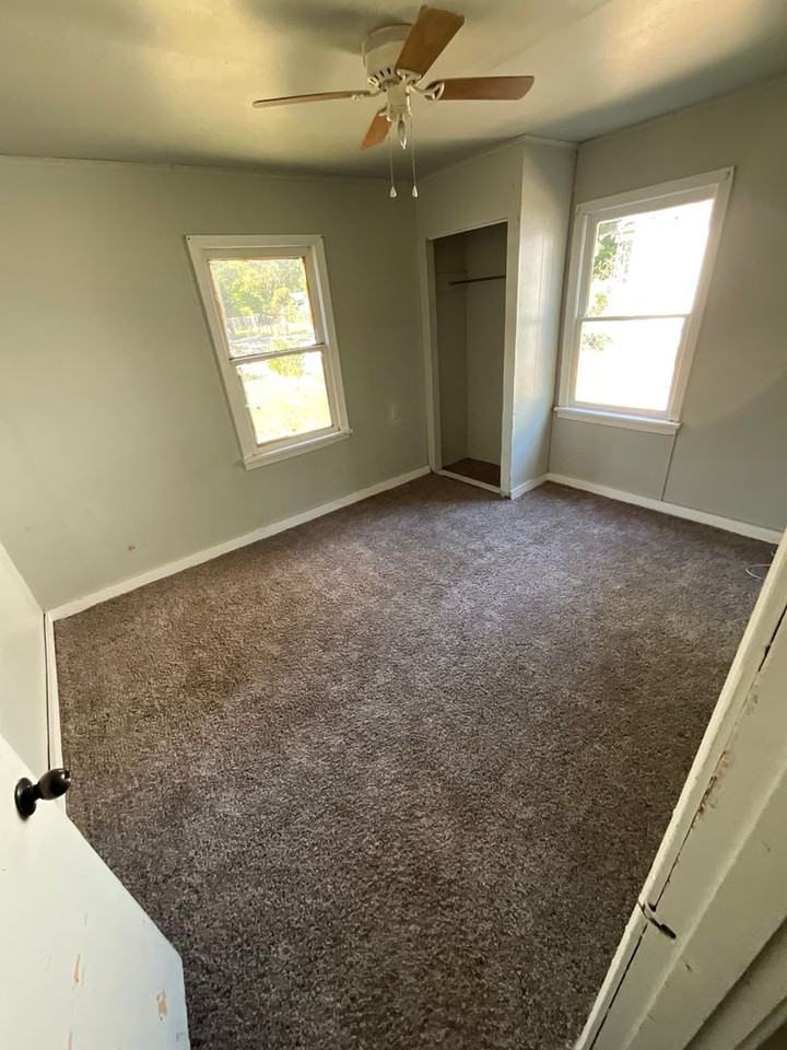 5613 Broadway Ave - Photo 7 of 9