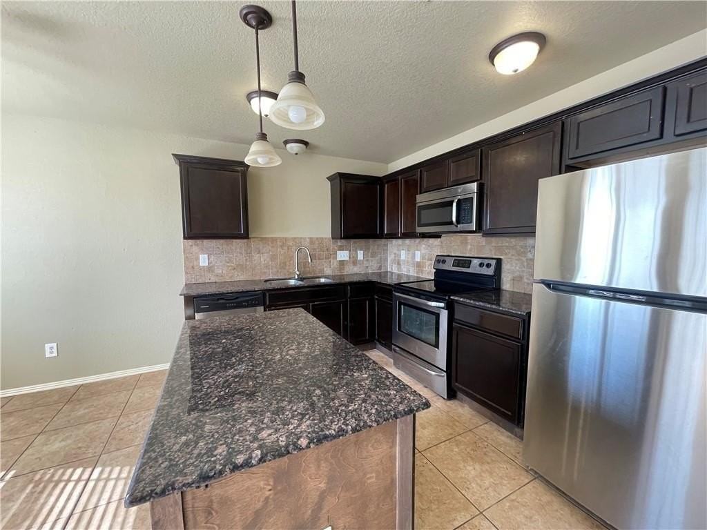 1018 Kensington Dr - Photo 3 of 12
