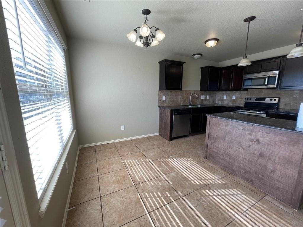 1018 Kensington Dr - Photo 4 of 12