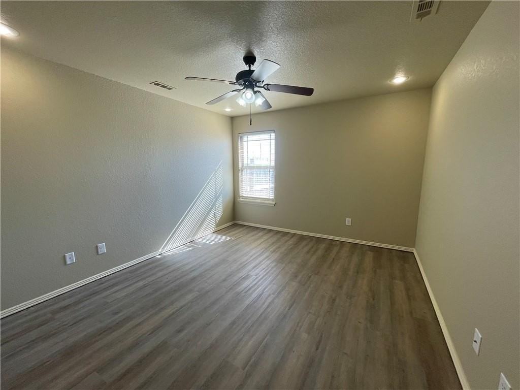 1018 Kensington Dr - Photo 5 of 12