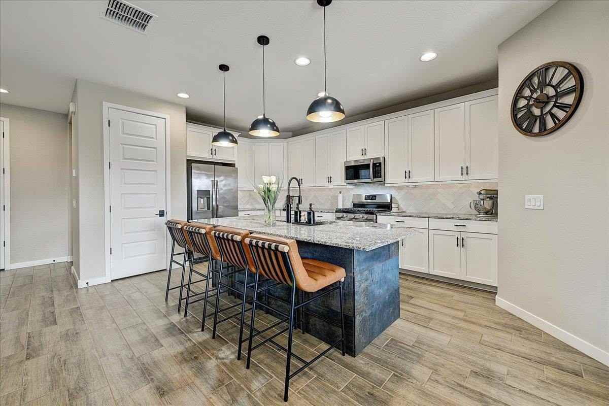 2053 W Lonesome Trl - Photo 4 of 28