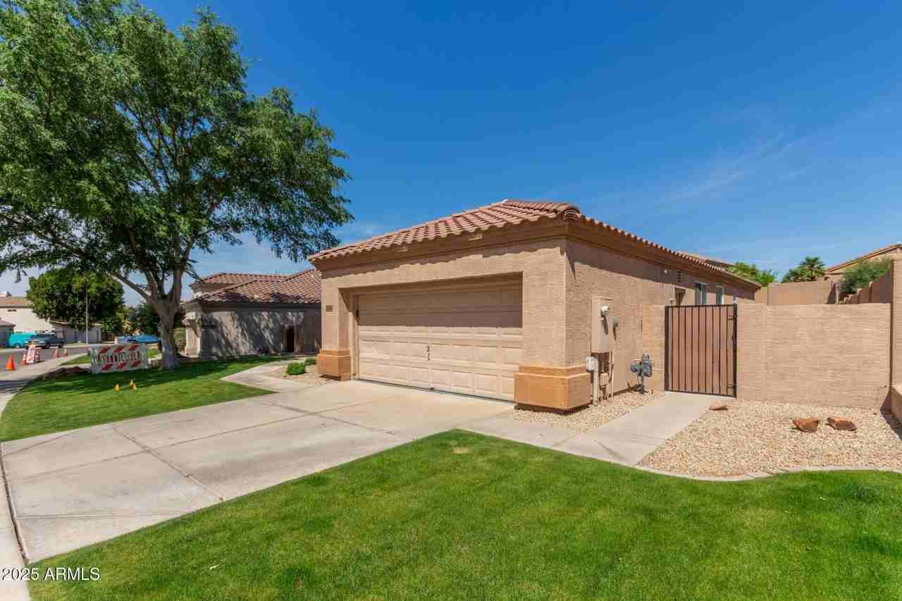 3821 S Heath Way - Photo 3 of 33