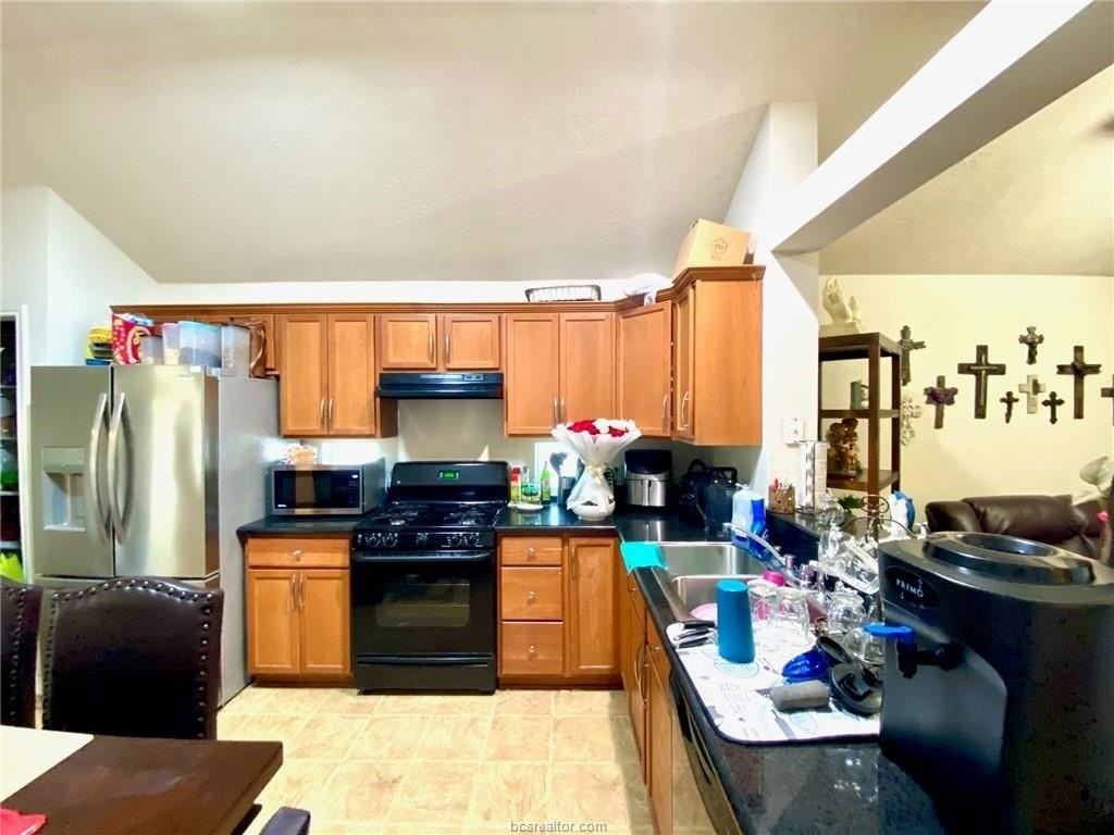 911 Crested Point Dr - Photo 3 of 12