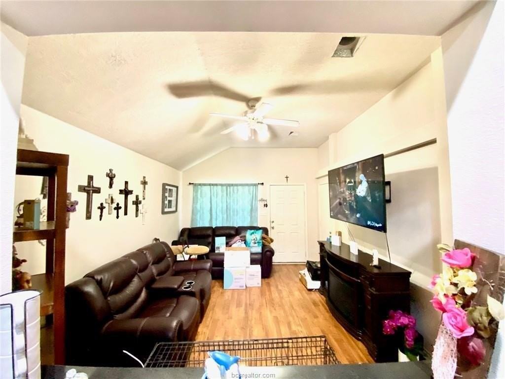 911 Crested Point Dr - Photo 4 of 12
