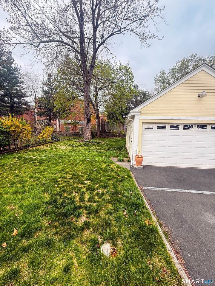 38 Grandview Ave - Photo 4 of 40