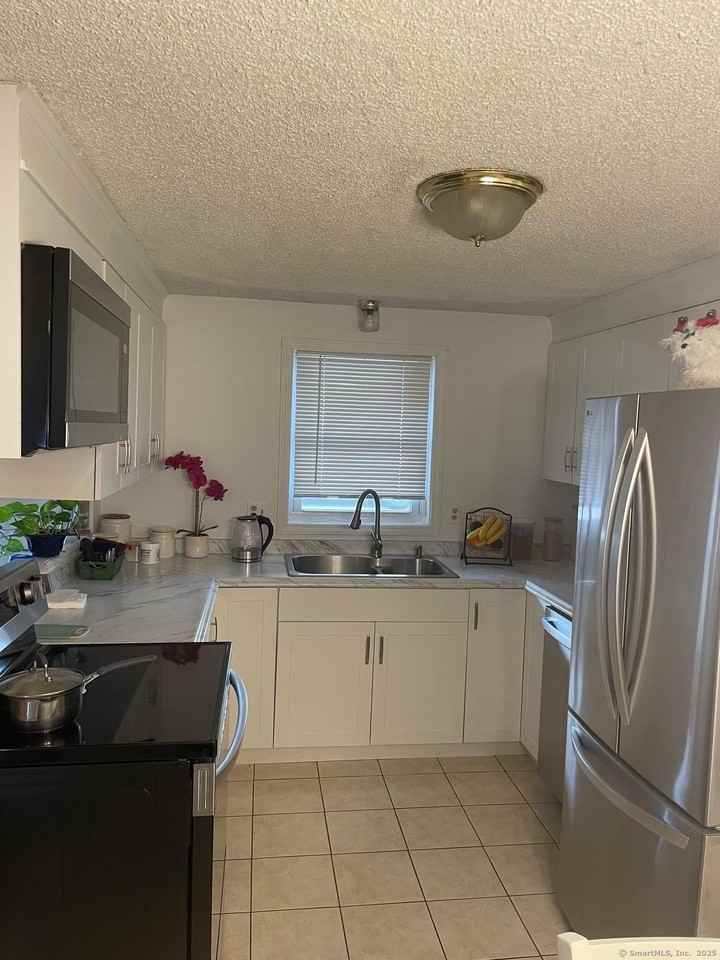 22 Leslie St #3 - Photo 3 of 11