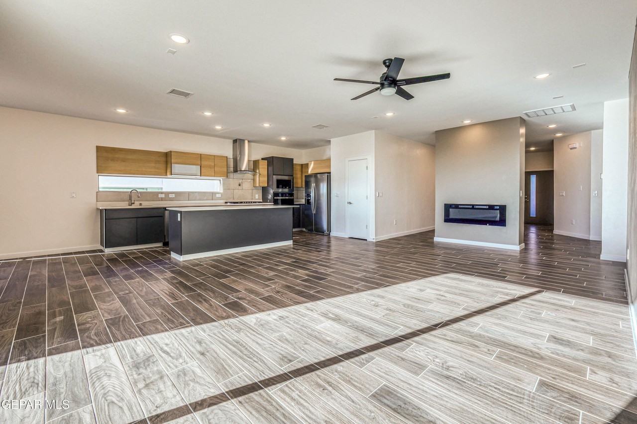 13304 Coldham St - Photo 5 of 50