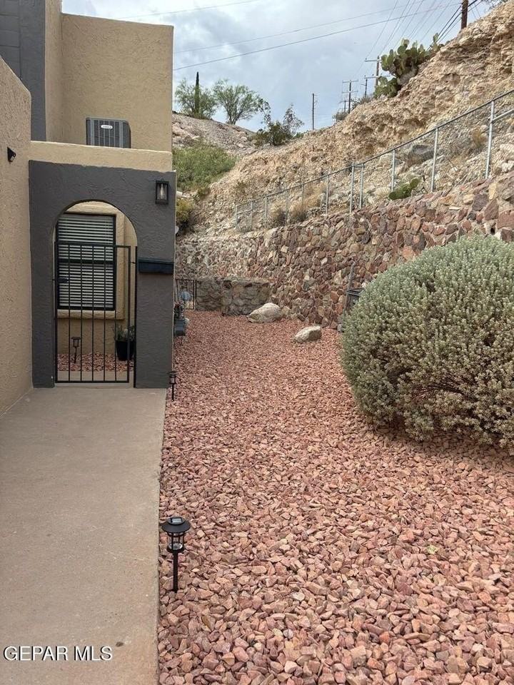 311 Zenith Dr - Photo 4 of 41