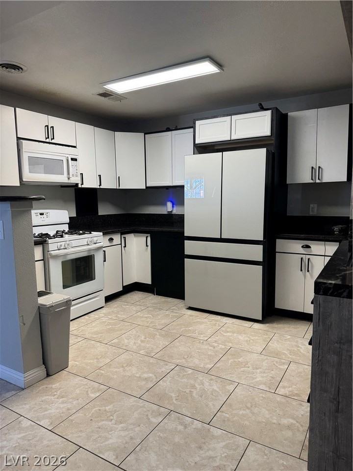 608 Greenhurst Rd - Photo 4 of 20