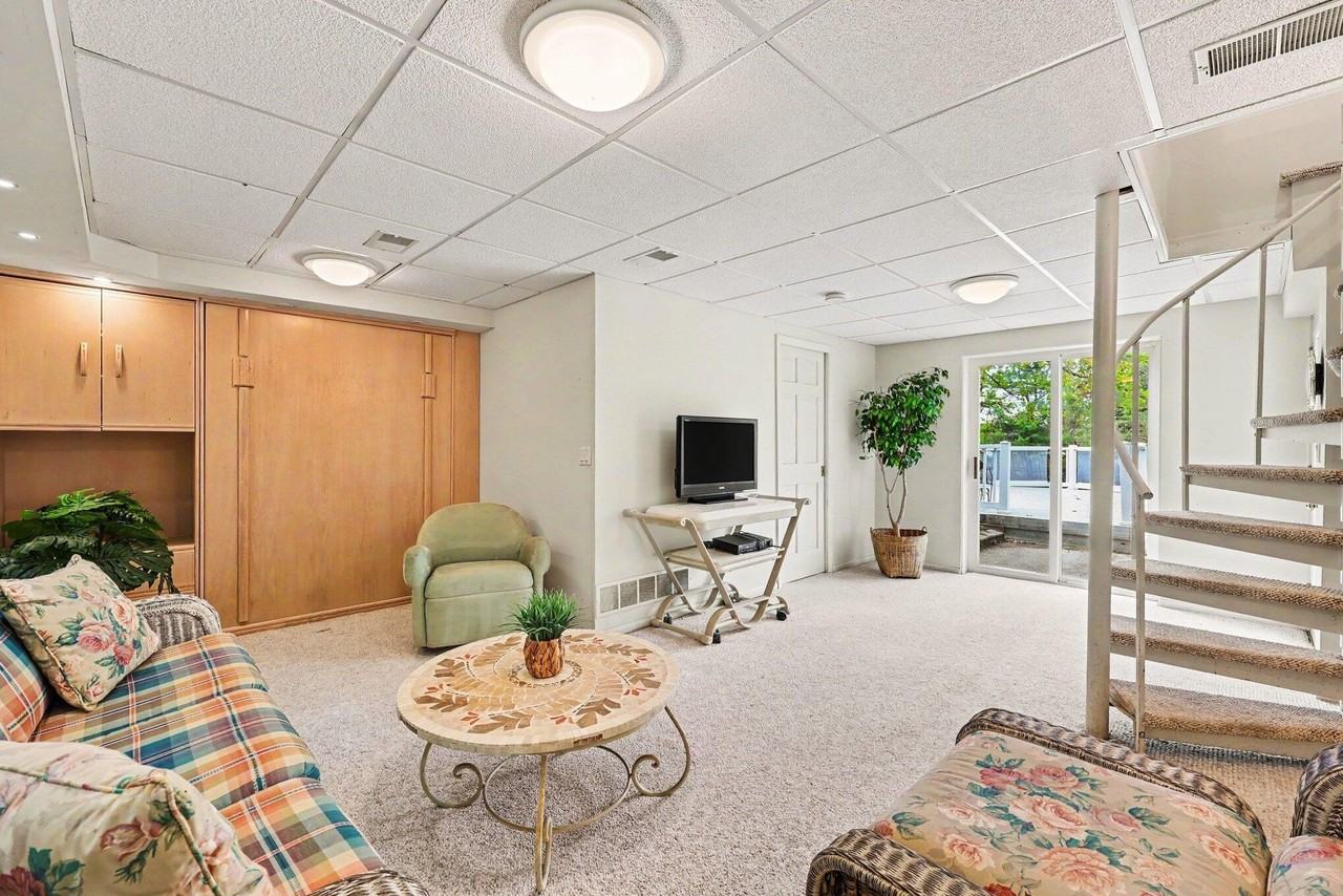 9453 Huron - Photo 3 of 11