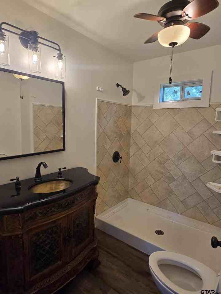 206 Cooper St - Photo 5 of 9