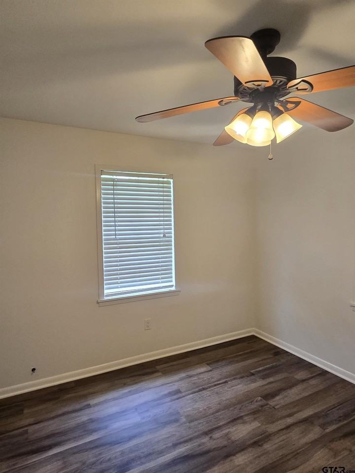 206 Cooper St - Photo 6 of 9