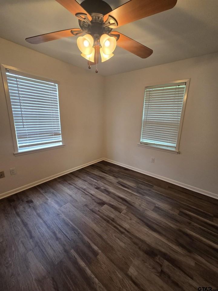 206 Cooper St - Photo 7 of 9
