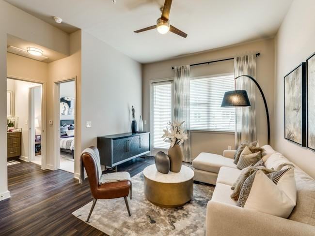 2702 Mckinney Ave - Photo 4 of 6