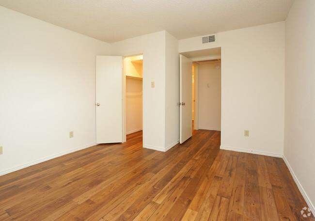 4931 Live Oak St - Photo 3 of 6