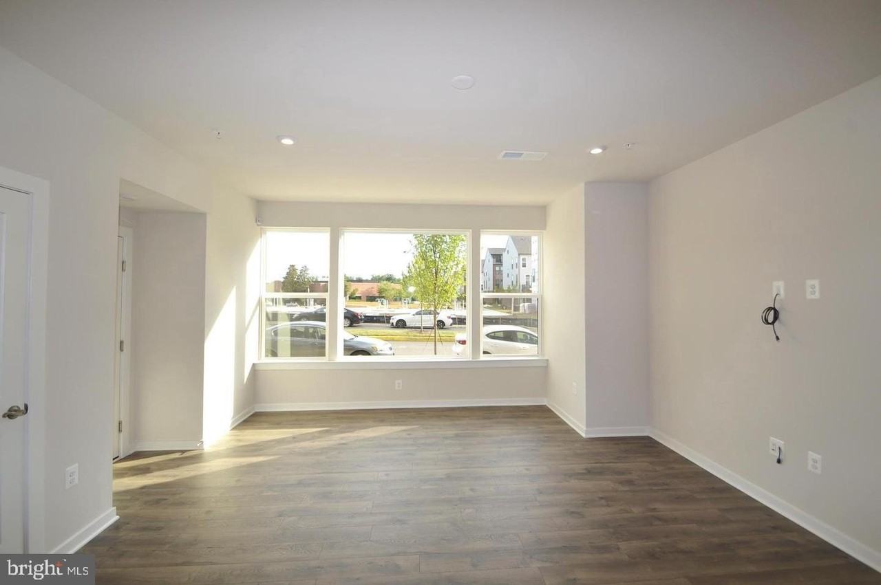 13518 Sayward Blvd - Photo 3 of 33