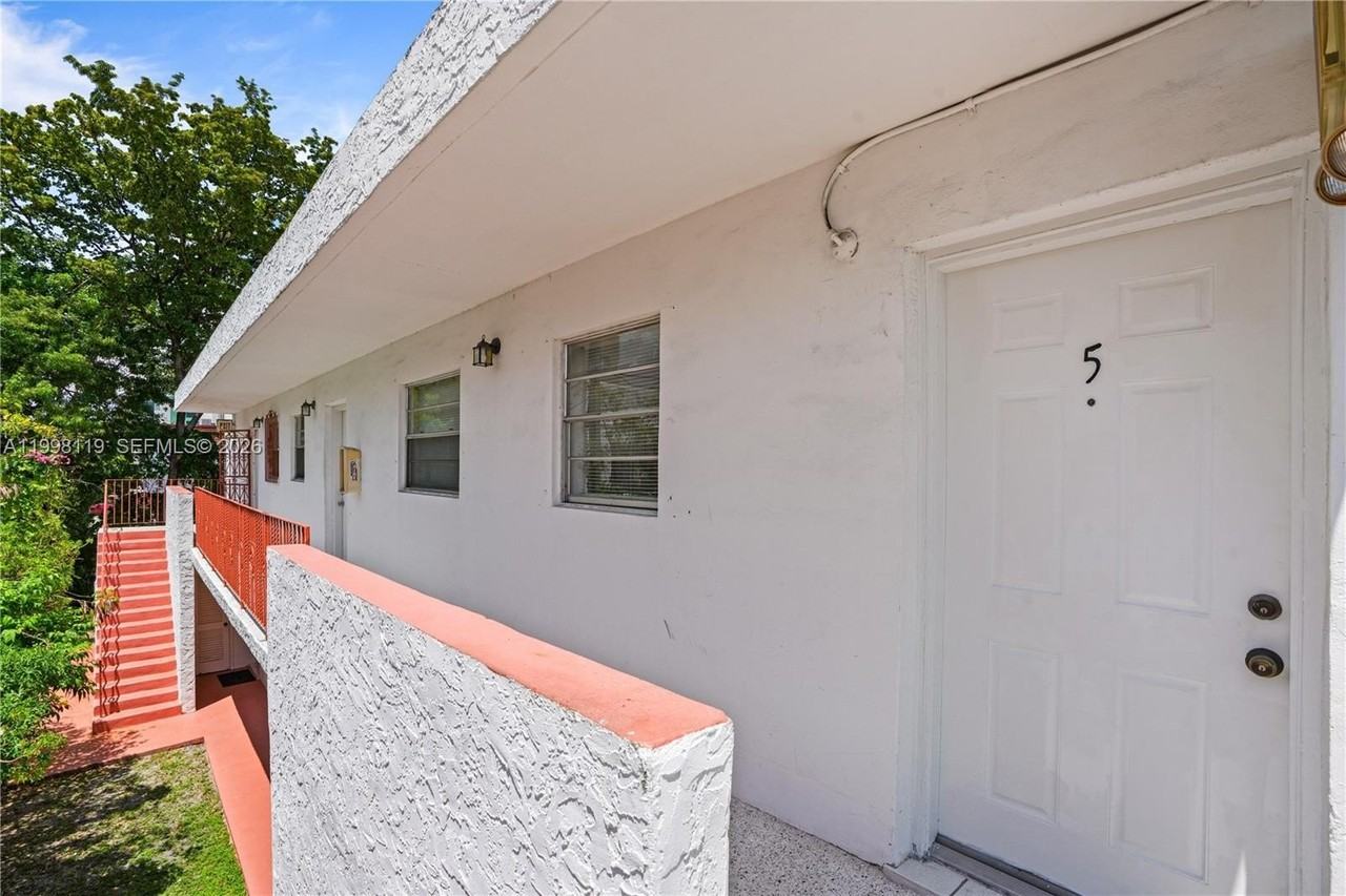 461 Sw 7th St #5 - Photo 4 of 17