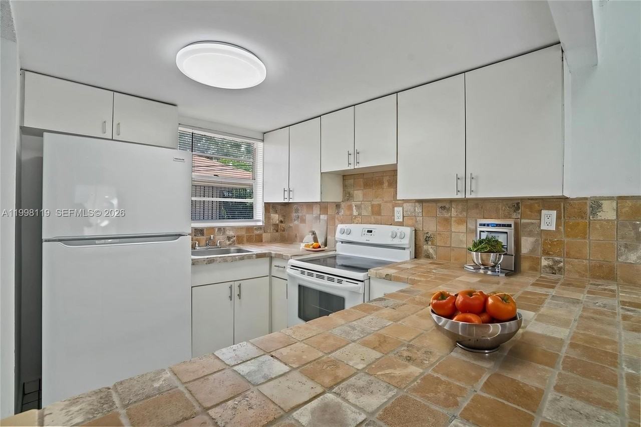 461 Sw 7th St #5 - Photo 5 of 17