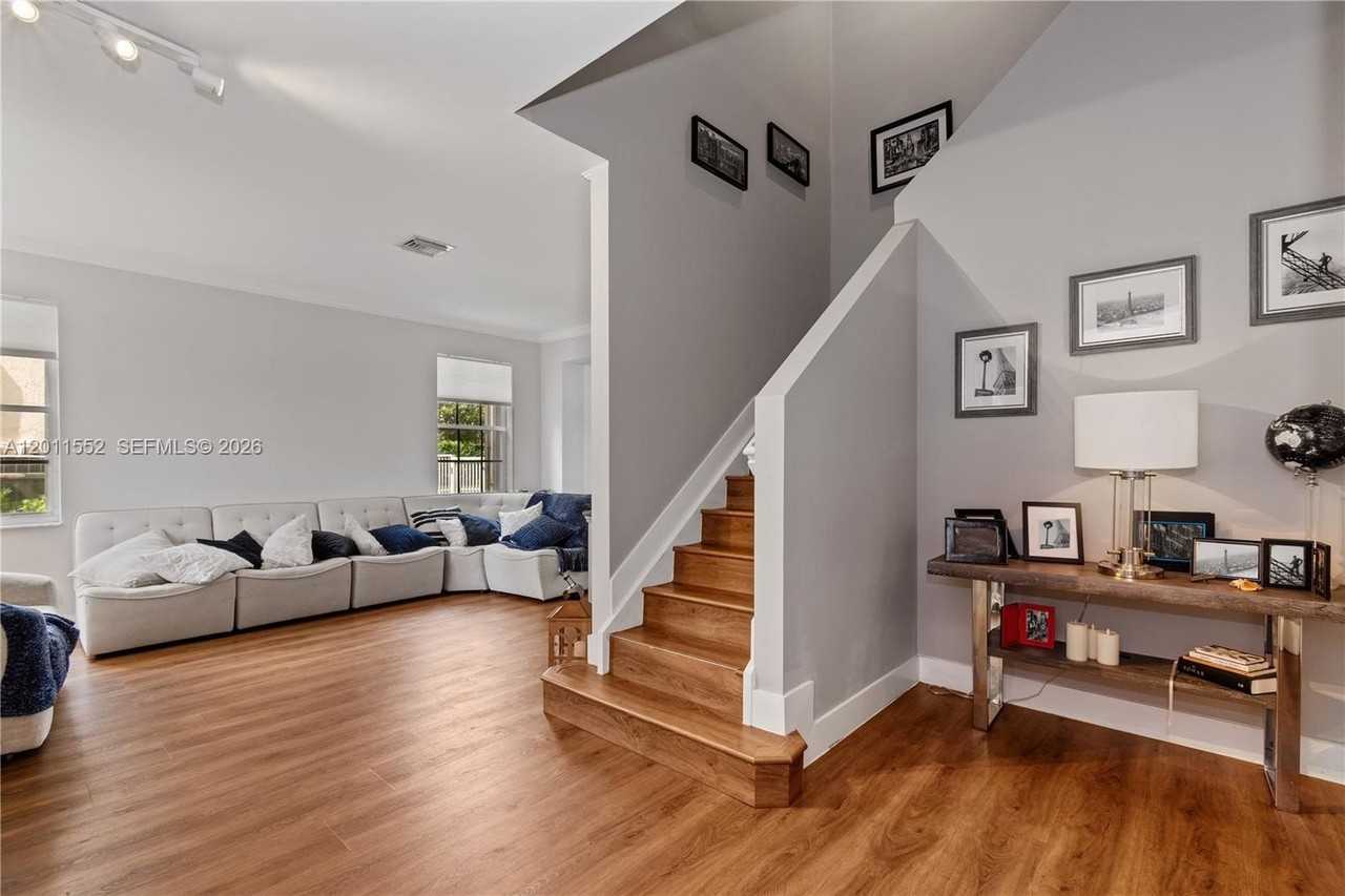 1095 Chenille Cir - Photo 4 of 28