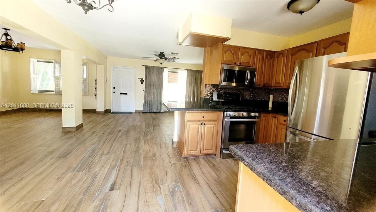 1124 Ne 7th St - Photo 5 of 42