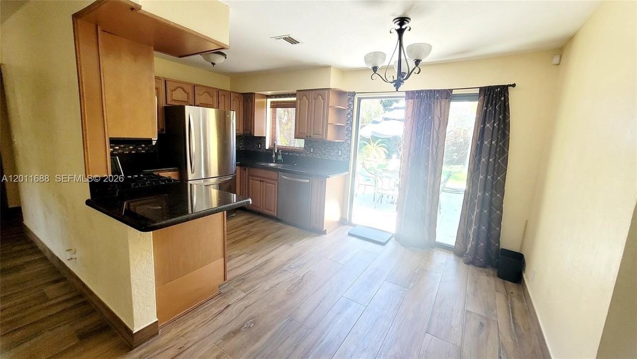 1124 Ne 7th St - Photo 6 of 42