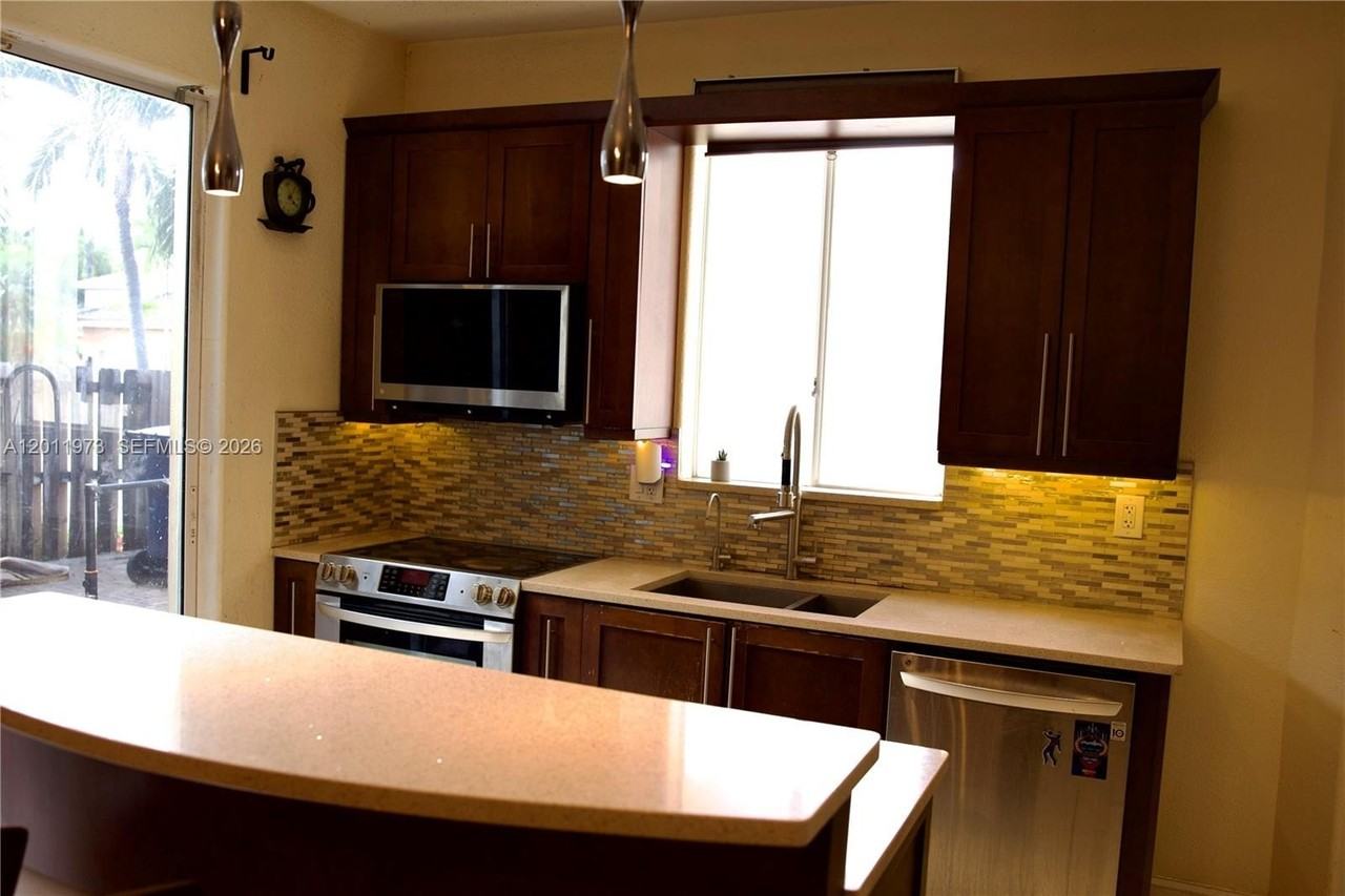 5570 Nw 113th Ct - Photo 4 of 23