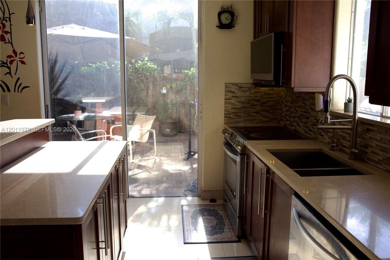 5570 Nw 113th Ct - Photo 5 of 23